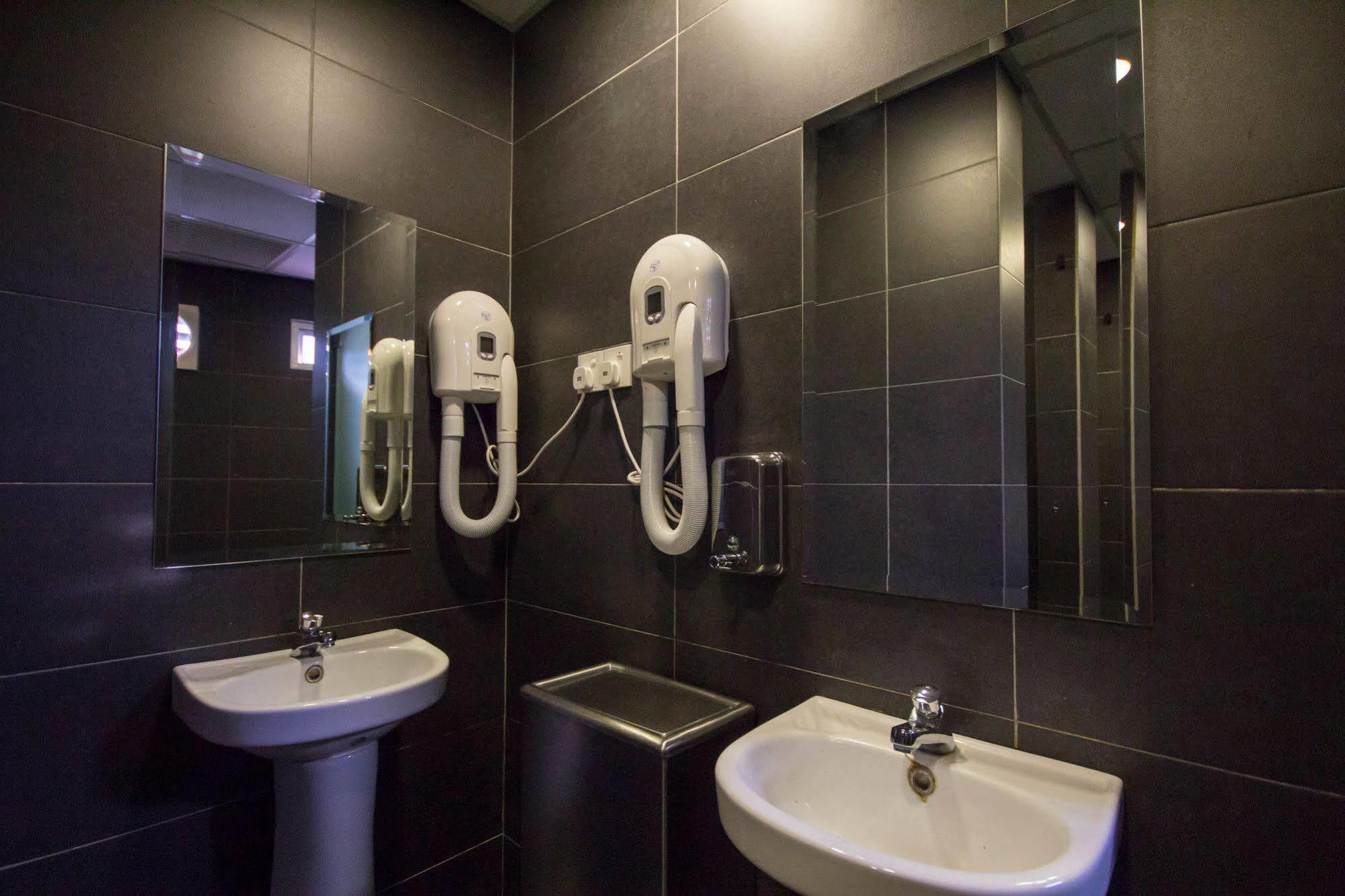 M Qube Hotel Sungai Dua Bukit Exterior foto
